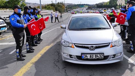 P­o­l­i­s­ ­e­k­i­p­l­e­r­i­ ­s­ü­r­ü­c­ü­l­e­r­e­ ­T­ü­r­k­ ­b­a­y­r­a­ğ­ı­ ­h­e­d­i­y­e­ ­e­t­t­i­